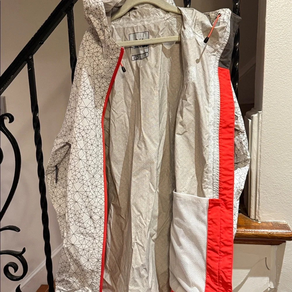 The North Face Women's White Geometric Ski Jacket with Red Zipper